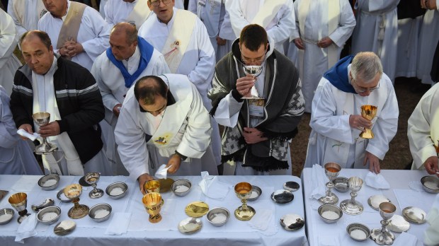 web-priests-communion-national_eucharistic_congress-argentina-tucuman-dsc_8953-marko_vombergar_-_aleteia-org.jpg