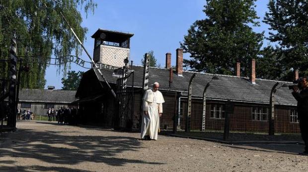 Pope Francis passing through gates of Auschwitz EpiskopatNews