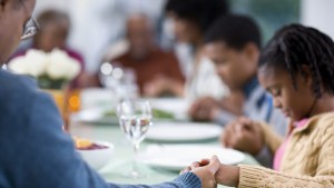 WEB-FAMILY-AFRICAN-AMERICAN-PRAYING-GRACE-TABLE-FOOD-DINNER-MEAL-Volt-Collection-Shutterstock_241997530