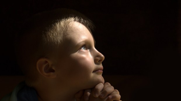 web-young-child-praying-dark-background-oksana-mizina-shutterstock_303404972.jpg