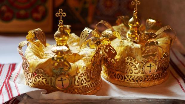 web-orthodox-wedding-crowns-drinevskaya-olga-shutterstock