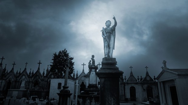 web-cemetery-night-angel-dark-zacarias-pereira-da-mata-shutterstock_479080240