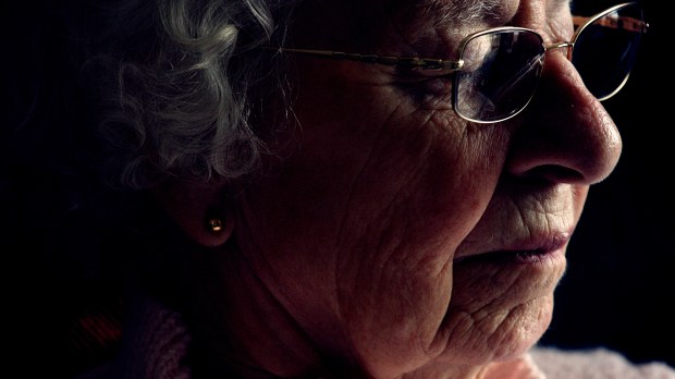 web-elderly-senior-woman-glasses-close-eflon-cc