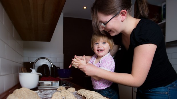 web-baking-mom-child-daughter-cook-thomas-d-morkeberg-cc
