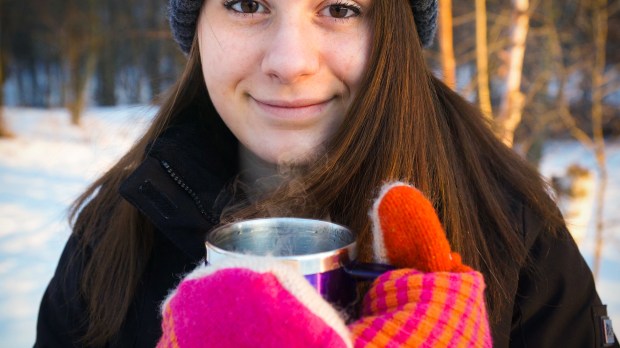 web-girl-coffee-outdoor-winter-mittens-001-pixabay-cc