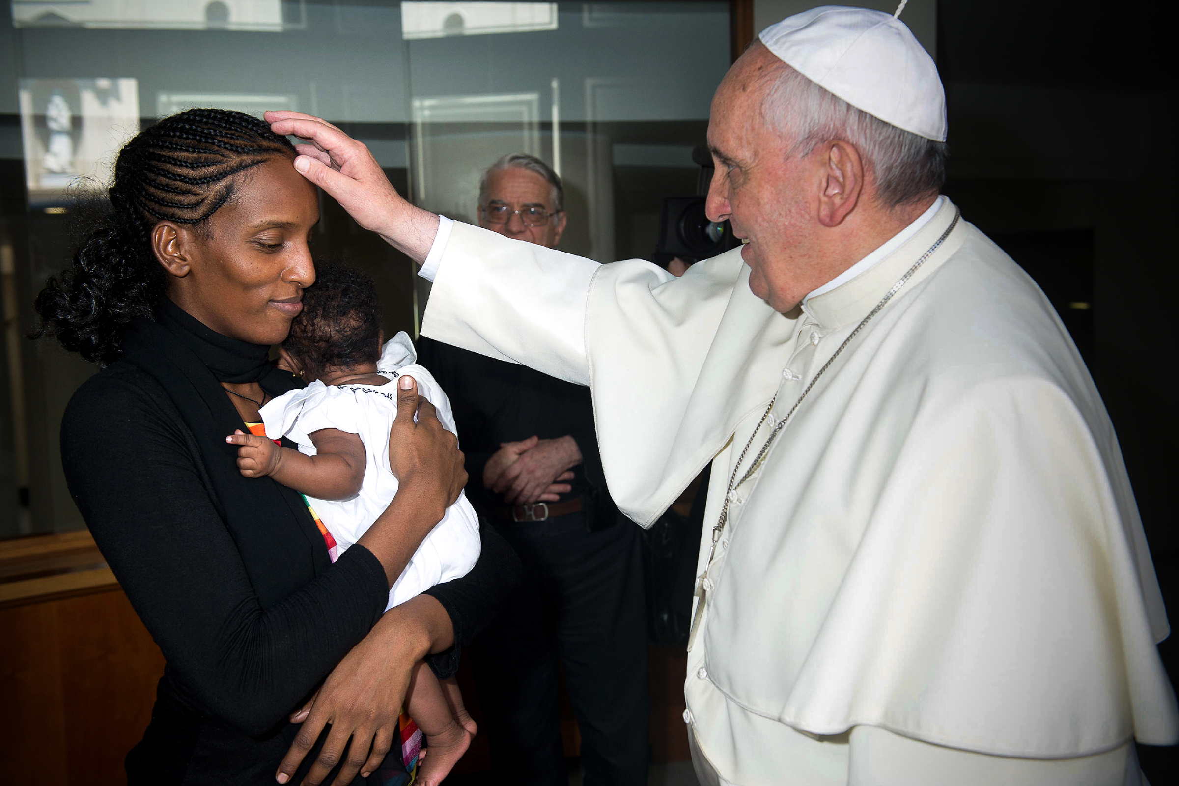 Pope Francis blesses Sudanese Christian Meriam Yahia Ibrahim Ishag and her daughter Maya during a private audience at the Vatican. Photo by L’Osservatore Romano via AFP