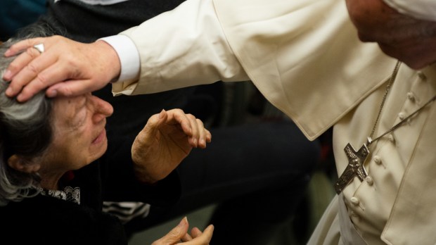 Pope Francis &#8211; Blessing &#8211; Old &#8211; Hand &#8211; Woman