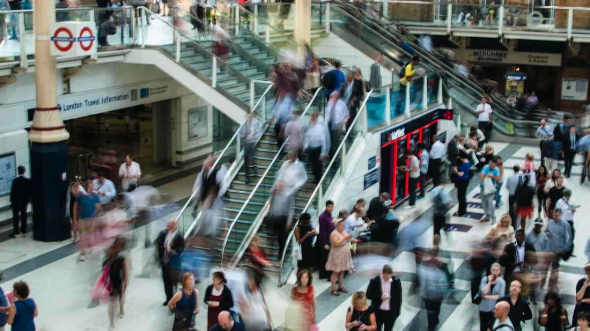 web-city-people-walking-blur-unsplash-pd