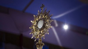 web-eucharist-blue-background-elevated-monstrance-001-antoine-mekary-aleteia