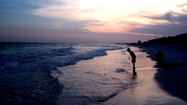 web-mexico-boy-beach-sunset-frankieleon-cc