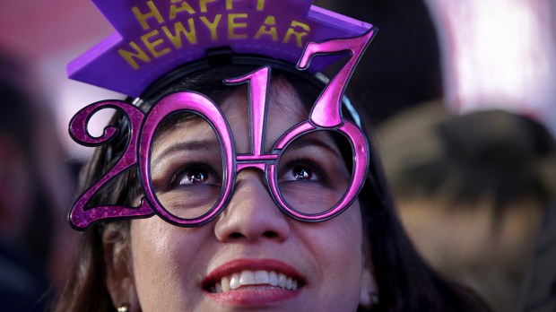 web-new-years-2017-glasses-woman-times-square-063_630754244-yana-paskova-getty-images-north-america-afp