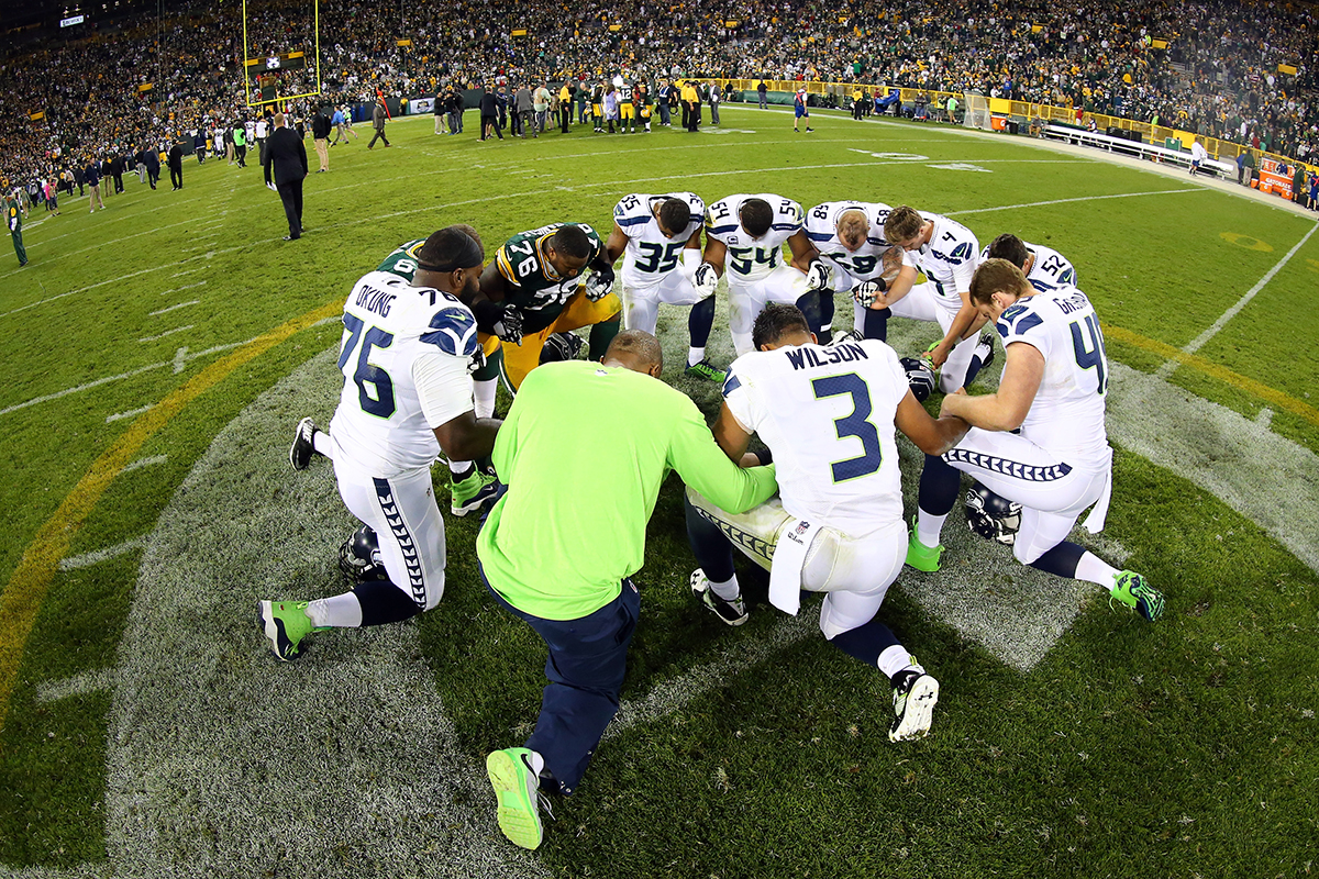 GREEN BAY, WI - SEPTEMBER 20: Mike Daniels #76 of the Green Bay Packers kneels with the Seattle Seahawks in prayer after their game at Lambeau Field on September 20, 2015 in Green Bay, Wisconsin. The Green Bay Packers defeated the Seattle Seahawks 27 to 17.  Maddie Meyer/GettyImages North America/AFP