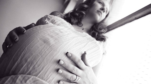 web-pregnant-woman-stomach-dress-hands-foto-nerd-cc