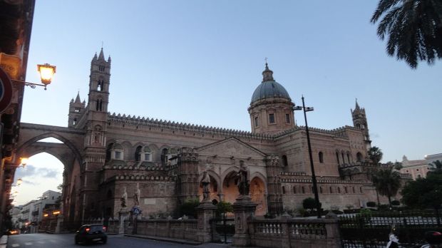 1024px-cattedrale_square_-_street_view_palermo_sicily_italy_9459264164