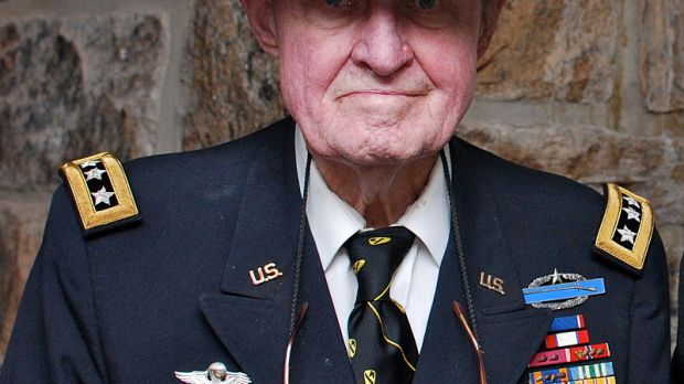 800px-ltgr_hal_moore_at_west_point_10_may_2010