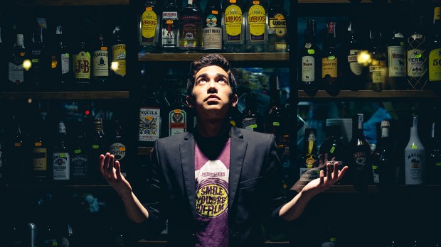 web-alcohol-man-young-hands-looking-up-light-leo-hildalgo-cc