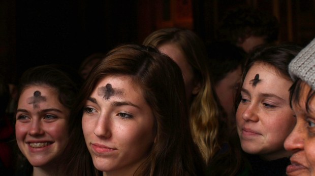 web-ash-wednesday-girls-cross-group-woman-063_gyi0059637616-win-mcnamee-getty-images-north-america-afp