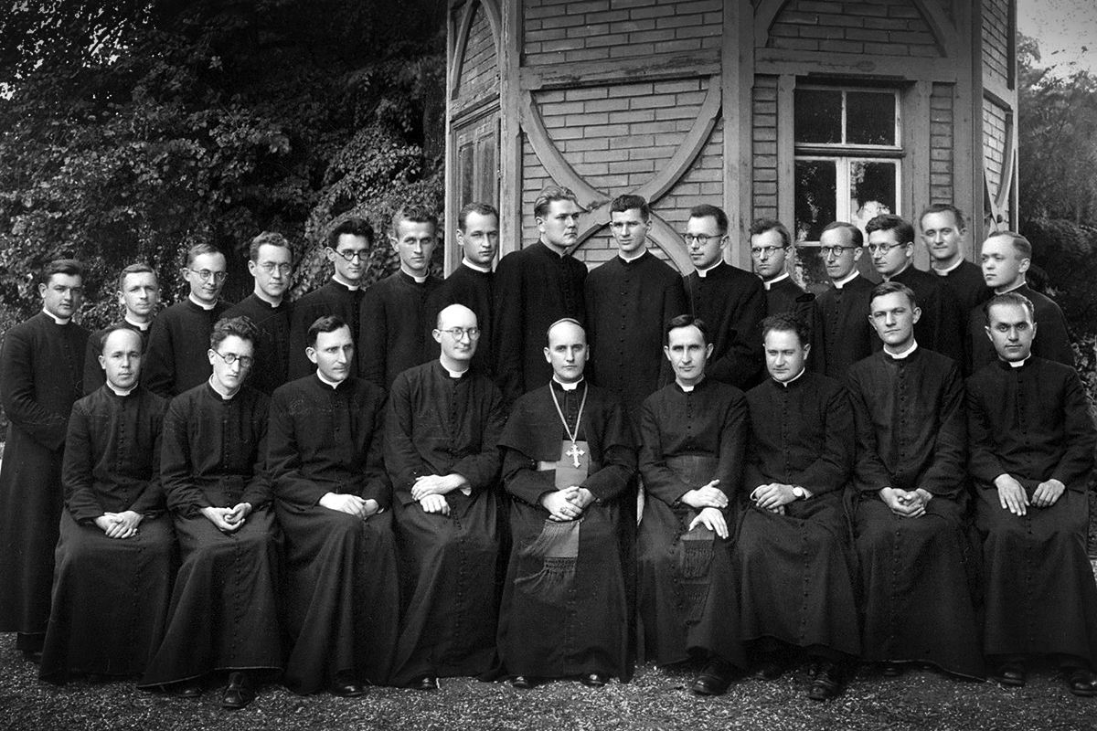 web-blessed-alojzje-stepinac-group-clergy-public-domain