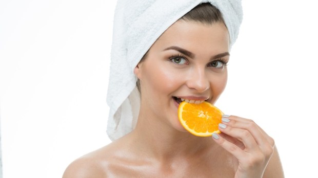 web-eat-orange-in-shower-photographee-eu-shutterstock