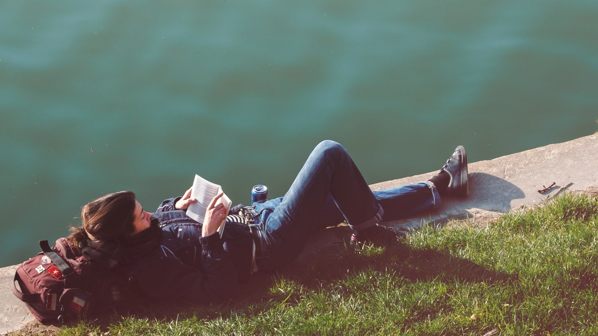web-odpoczynek-ksiazka-woda-chlopak-unsplash-cc0