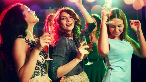 web-party-girls-drinking-sydaproduction-shutterstock