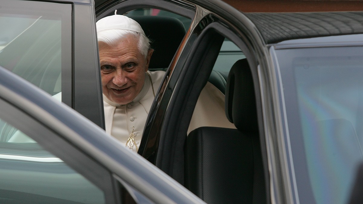 web-pope-benedict-xvi-limo-car-door-giulio-sapolitano-shutterstock_147691196