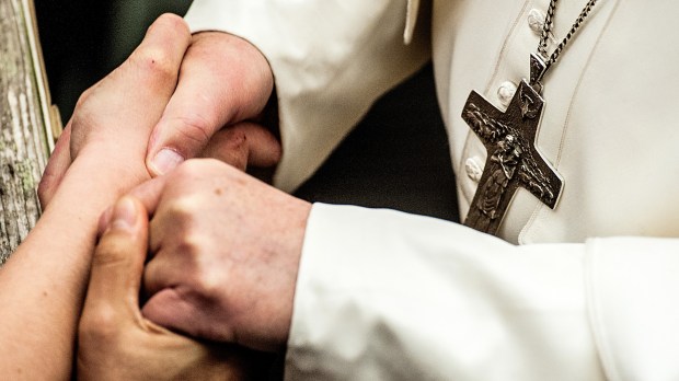 Le pape François serrant les mains de fidèles