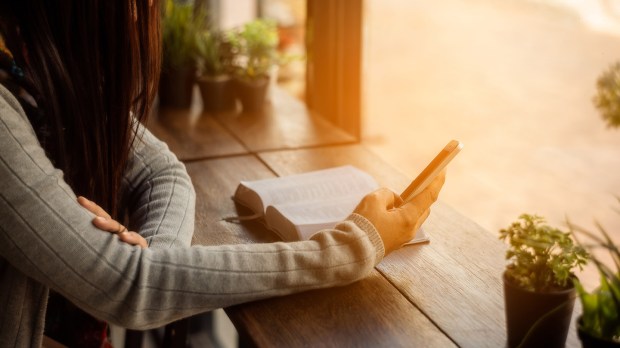 web-pray-bible-phone-distracted-woman-shutterstock_535304617-paejar-ai