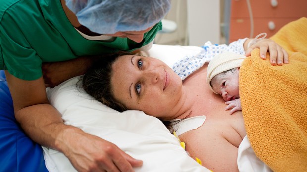 web-pregnant-woman-baby-delivery-husband-hospital-067_2110-burger-phanie-via-afp