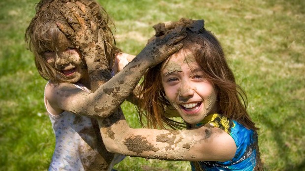 web-two-girls-playing-mud-sisters-funny-bill-dubreuil-cc