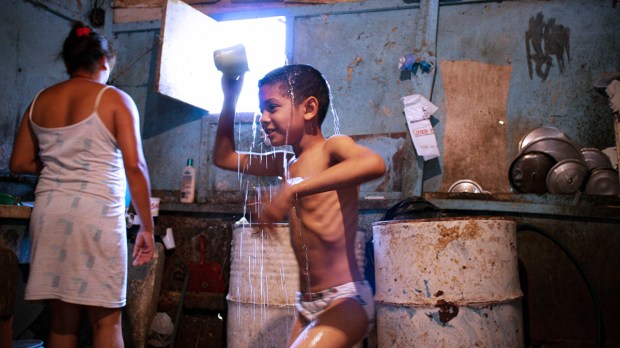 web-venezuela-poverty-boy-water-house-000_mvd67232-david-maris-afp