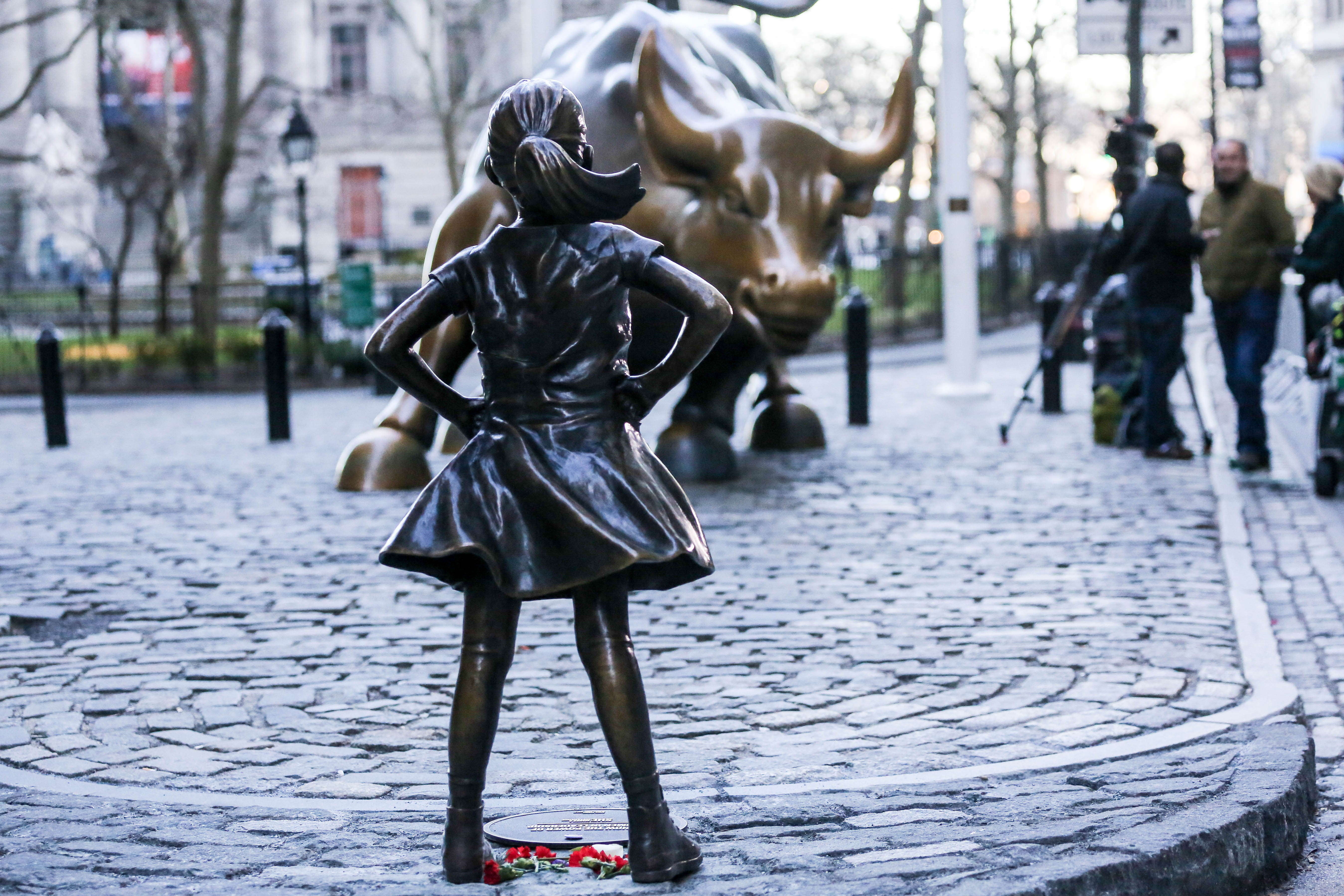 US – STATU – GIRL – FRONT – BULL CHARGING