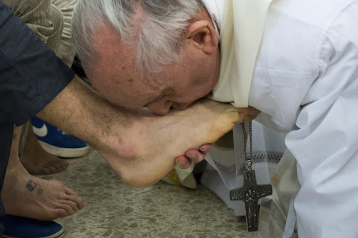 Pope Francis (R) kissing the feet of a young offender after washing them during a mass at the church of the Casal del Marmo youth prison on the outskirts of Rome as part of Holy Thursday. &#8211; es