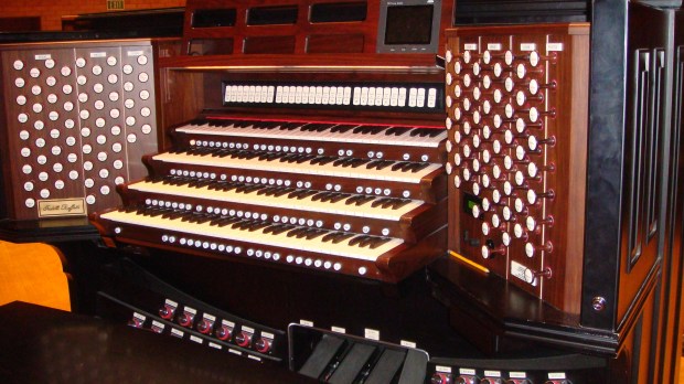 Rodgers_Console_for_Pipe_Organ