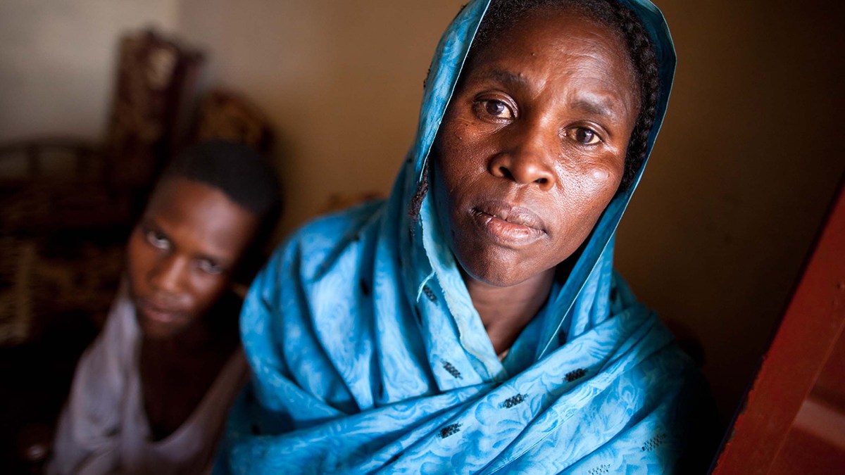 web-african-woman-blue-shawl-photo-by-albert-gonzalez-farran-unamid