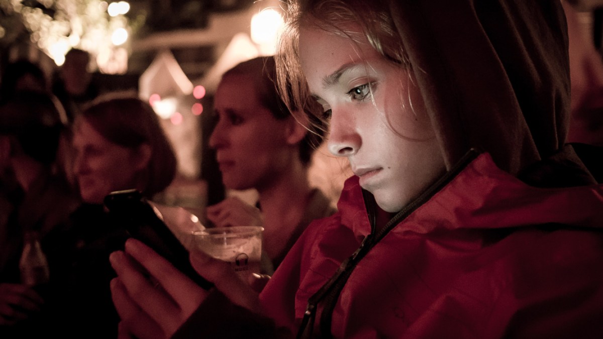 WEB-CELL-PHONE-WOMAN-WINTER-NIGHT-pexels-photo-276834-CC0