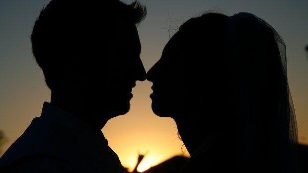WEB-MARRIAGE-WEDDING-KISS-LOVE-COUPLE-SILOHUETTE-Richard-Birlew-CC