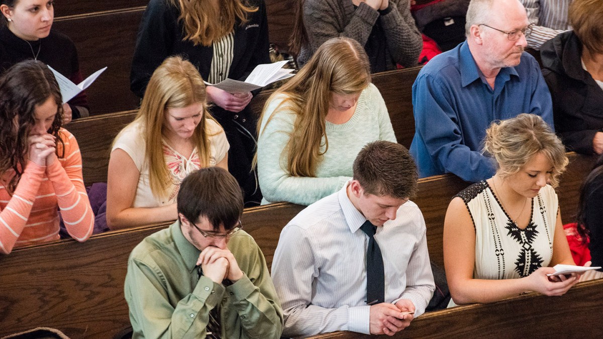 web-mass-people-kneeling-catholic-diocese-of-saginaw-cc