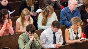 web-mass-people-kneeling-catolic-biskupija-saginaw-cc