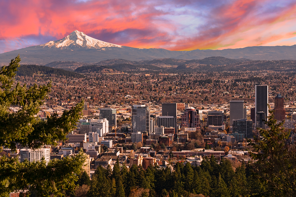 WEB-PORTLAND-OREGON-MOUNTAIN-CITY-Josemaria-Toscano-Shutterstock_219469414