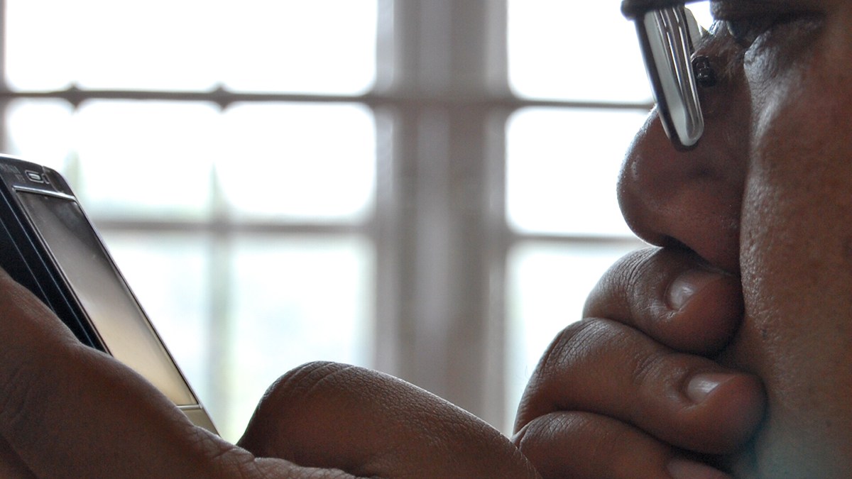WEB-TEXTING-PHONE-MAN-GLASSES-CLOSE-UP-Vanlal-Tochhawng-CC