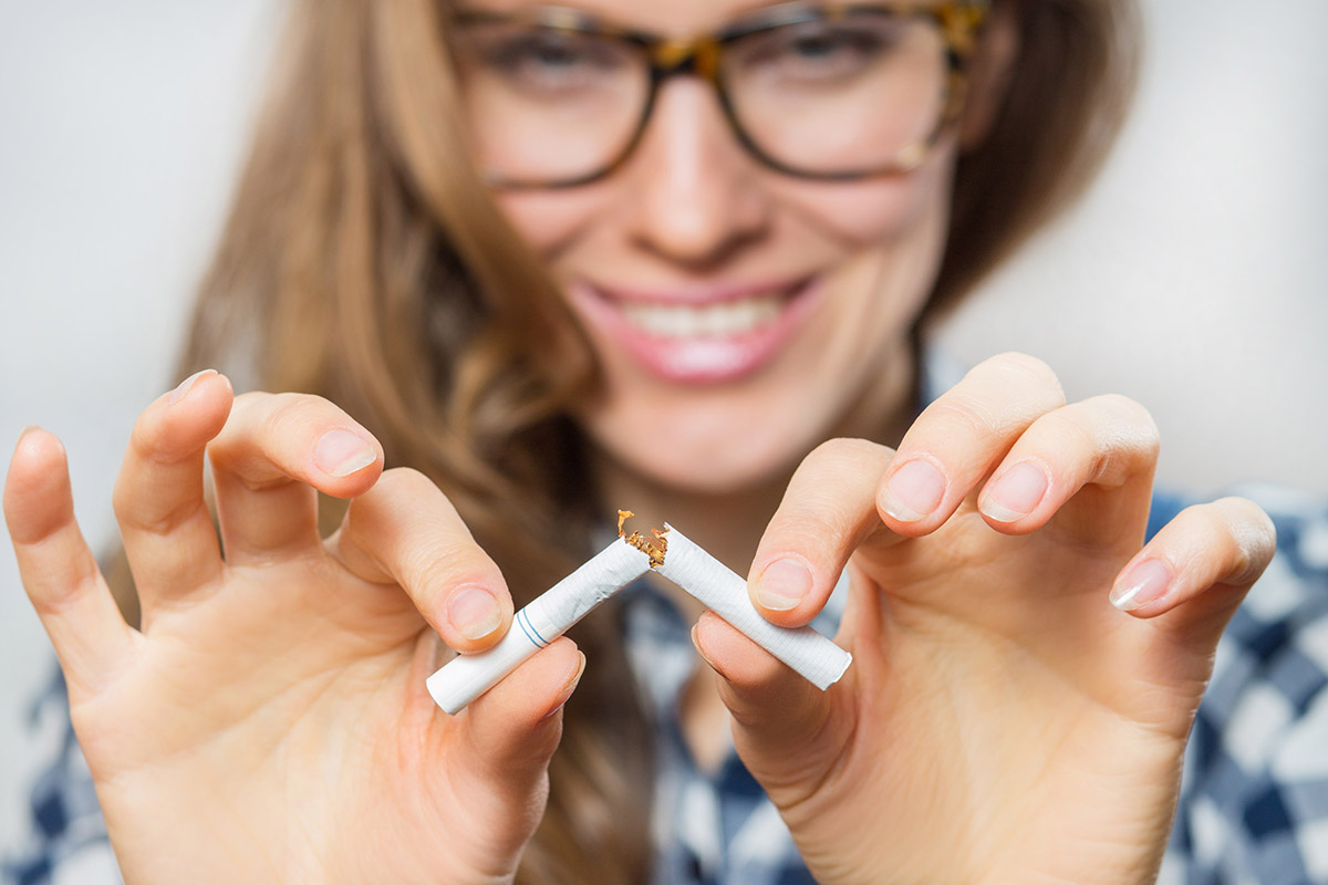 WEB-WOMAN-BREAK-SMOKE-CIGARETTE-Shutterstock_281101001- PEPPERSMINT-AI