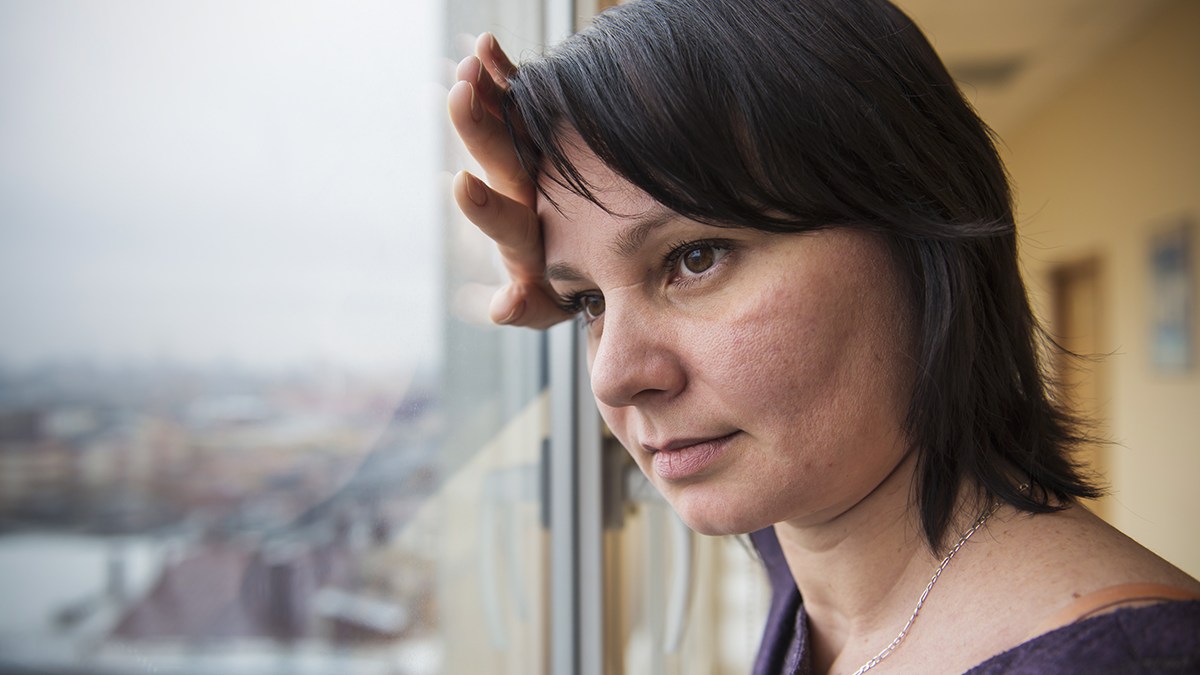 WEB-WOMAN-FACE-WINDOW-LOOKING-DARK-HAIR-SERIOUS-001-Oleg-Golovnev-Shutterstock_177698993