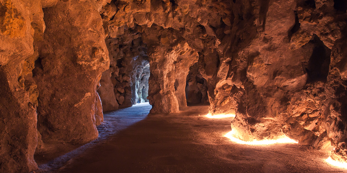 WEB3-CAVE-RED-ROCK-shutterstock_528373312-Alexander-Reshnya-Shutterstock