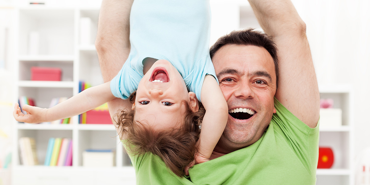 WEB3-FATHER-CHILD-CARE-FUNNY-Shutterstock_102395878-Ilike-AI