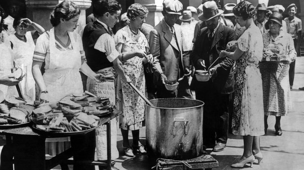WEB3-GREAT-DEPRESSION-FOOD-LINE-CHURCH-POVERTY-SOUP-BREAD-Everett-Historical-Shutterstock_237228853