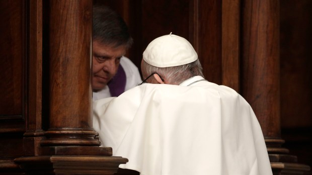 WEB3-PHOTO-OF-THE-DAY-POPE-FRANCIS-CONFESSION-000_MR3FV-Andrew-Medichini-AFP
