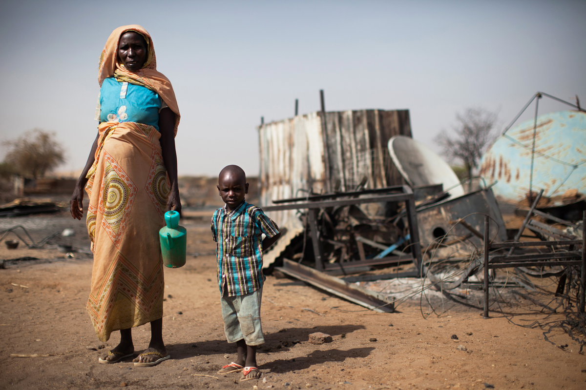 There is poor woman with five children