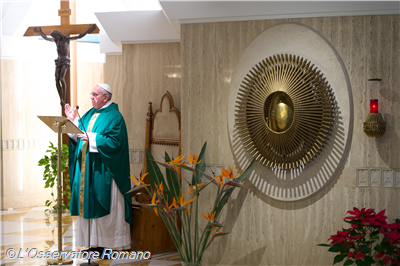 papa francesco celebrando la messa a Santa Marta &#8211; fr