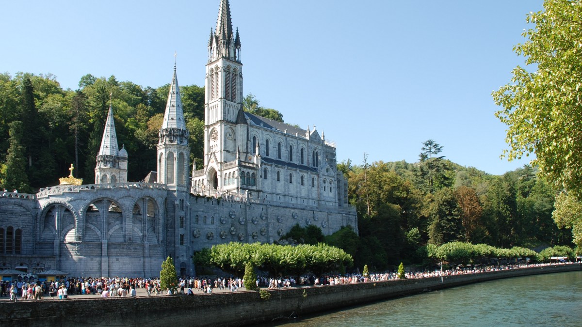 Lourdes_Basilique_et_gave